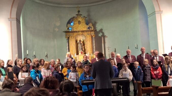 Weihnachtskonzert Aegidienberger Chöre alle Teilnehmer Foto© Bialkowski