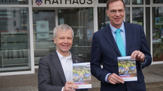 Bürgermeister Otto Neuhoff und Stadtkämmerer martin Gautsch informieren über die neue Grundsteuer -- Foto© Thomas Scheben