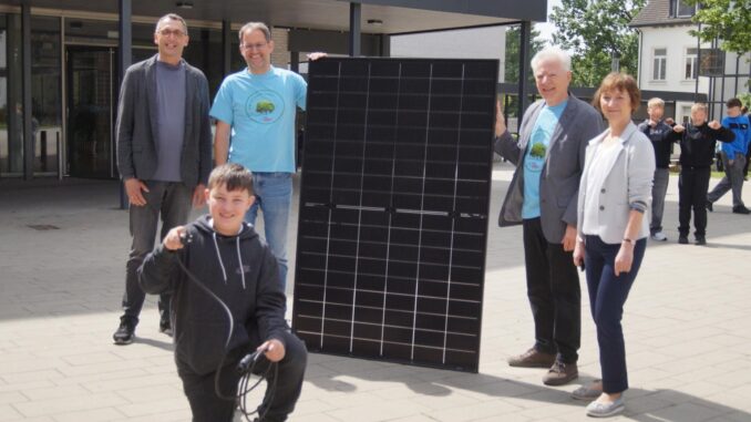 Spendenübergabe Balkonkraftwerk an St. Josef - v.L. Schulleiter Ralf Saal , Hajo Janßen - Walter Walkenbach Initative #WirfürsKlima , St. Schulleitering Dr. Beate Fabiszisky -- im Vordergrund Rouven Burghartz--Foto©-Thomas-Scheben