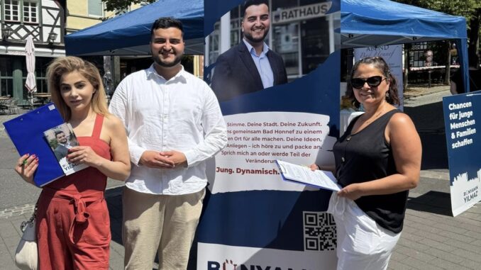 Bürgermeisterkandidat Bünyamin Yilmaz am Infostand -- Foto Team Yilmaz