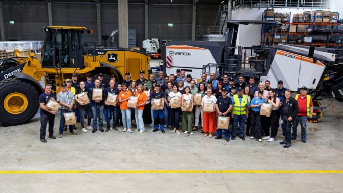 Wirtgen Group --Day of Caring für die Tafel Gruppenbild -- Foto Wirtgen GmbH