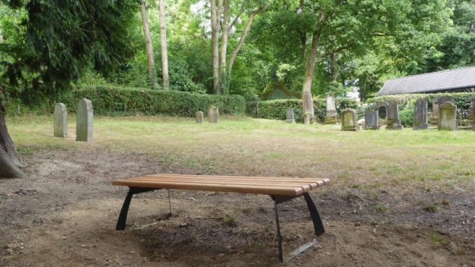 Neue Bank auf dem Jüdischen Friedhof -- Foto© JVGH Ch Pfalz