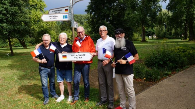Der Amateurfunk Verein aus Bad Honnef mit dem Gastgeschenk für Berck sur mer am Bad Honnefer Platz der Städtepartnerschaft -- Foto© Thomas Scheben