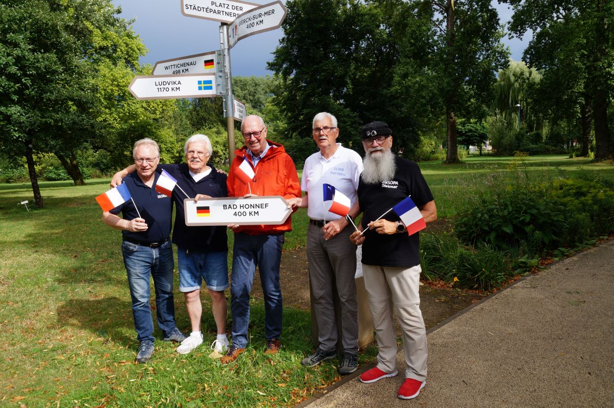 Der Amateurfunk Verein aus Bad Honnef mit dem Gastgeschenk für Berck sur mer am Bad Honnefer Platz der Städtepartnerschaft — Foto© Thomas Scheben
