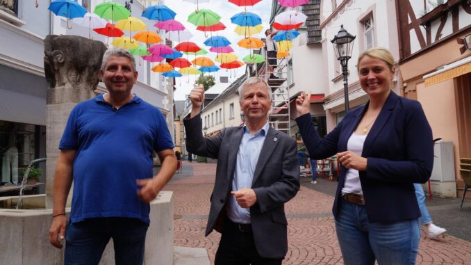 Schirme über der Kirchstrasse -- Foto© Thomas Scheben (23)