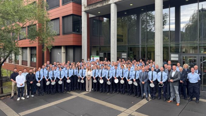108 neue Polizeibeamtinnen und Polizeibeamte sowie einen neuen Verwaltungsbeamten bei der Bonner Polizei -- Foto© Polizei Bonn