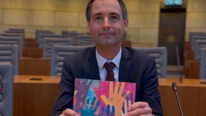 Jonathan Grunwald Abschlussbericht der Enquetekommission 2025 -- Foto Büro Grunwald