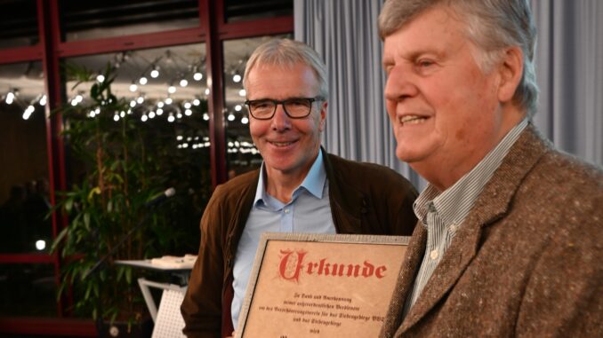 Urkundenübergabe von Stephan Schütte an Hans Peter Lindlar zum Ehrenmitglied VVS -- Foto VVS Foto Archiv